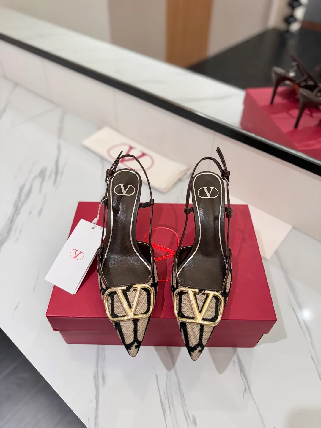 👟👟Ex-factory price 520👟👟 Valentino VALENTINO's latest Valentino GaravaniV logo slingback high heels, with VLogo Signature decoration - Platinum tone VLogoSignature decoration ♡Elegant style, creating a different feeling! ♡It is an indispensable shoe in your shoe cabinet! ♡Simple temperament style, the highest version on the market♡ ◆ Material: Woolen cloth material◆ ◆ Lining and feet: imported goatskin◆ ◆ Outsole: Italian genuine leather outsole ◆ ◆ Heel height: ❽𝙘𝙢 ◆ ♡ show bdetails ♡ ———————————— ◢size. |35-39 (34.40 41 42 customized)◣